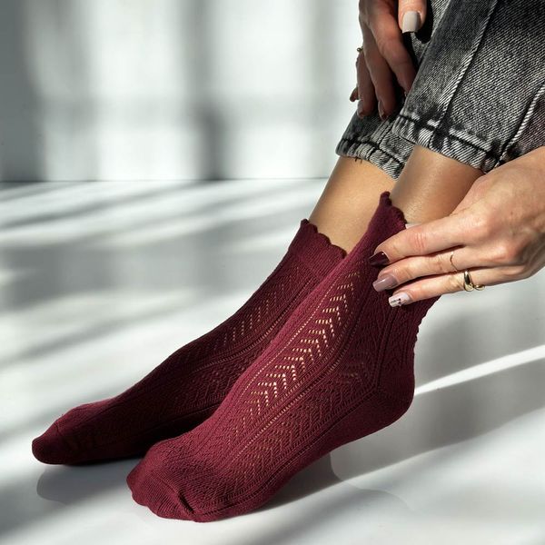 Skarpetki damskie bordo w jodełkę 740. Czerwone skarpetki Milena, w ażurowe wzory, z bawełny. Za 16.90 zł.