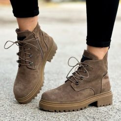 Khaki zamszowe botki damskie na traperze Sergio Leone Tr769. Brązowe botki Sergio Leone, bez wzorów, z zamszu, bez obcasa, bez zapięcia. Za 219.00 zł.