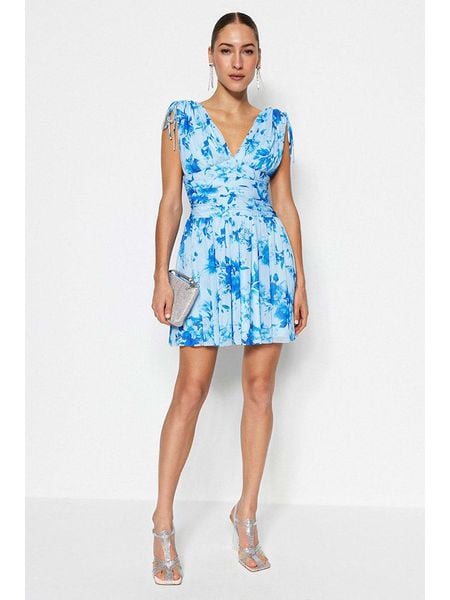 Trendyol Sukienka w kolorze błękitnym rozmiar: 34. Niebieskie sukienki Trendyol, bez wzorów, bez kołnierzyka, bez ramiączek, mini. Za 70.08 zł.