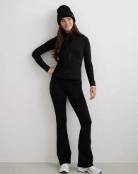 Damska kurtka Warming Zip czarna. Czarne kurtki AIM'N, l, bez wzorów, z elastanu, bez kaptura. Za 394.00 zł.