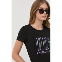 Armani Exchange t-shirt damski kolor czarny. Czarne t-shirty Armani Exchange, z aplikacjami, bez kołnierzyka, bez ramiączek. W wyprzedaży za 199.99 zł.