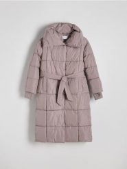 Długi pikowany płaszcz - jasnoszary. Szare płaszcze Reserved, l, bez wzorów, z tkaniny, bez kaptura. W wyprzedaży za 119.99 zł.