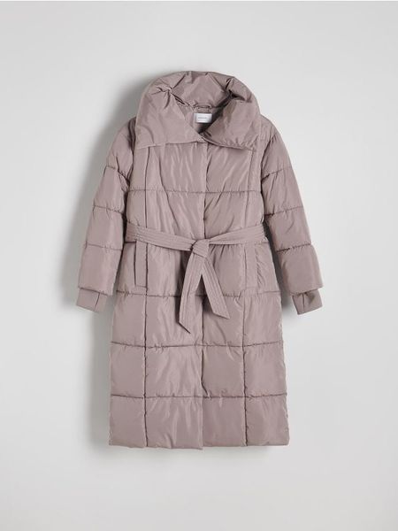 Długi pikowany płaszcz - jasnoszary. Szare płaszcze Reserved, l, bez wzorów, z tkaniny, bez kaptura. W wyprzedaży za 119.99 zł.