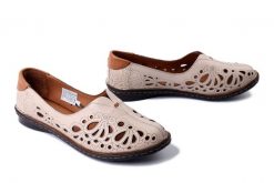 COMFORTABEL 830032-08 beige, półbuty damskie. Brązowe półbuty wsuwane Comfortabel, na lato, w ażurowe wzory, ze skóry, bez obcasa. Za 264.90 zł.