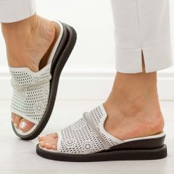 Białe skórzane klapki damskie na koturnie M.Daszyński 2267-14. Białe klapki M.Daszyński, bez wzorów, ze skóry, casualowe, bez obcasa, na koturnie, bez zapięcia. Za 199.00 zł.