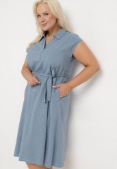 Niebieska Bawełniana Sukienka z Krótkim Rękawem z Materiałowym Paskiem i Kieszeniami Lovara. Niebieskie sukienki Born2be, na spotkanie biznesowe, xl, bez wzorów, z bawełny, eleganckie, bez kołnierzyka, bez ramiączek, midi. W wyprzedaży za 48.99 zł.