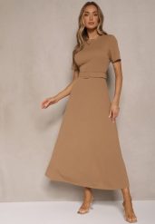 Ciemnobeżowa Sukienka o Rozkloszowanym Kroju z Ozdobnym Paskiem Desiliena. Brązowe sukienki Renee, na spotkanie biznesowe, m, bez wzorów, z denimu, eleganckie, bez kołnierzyka, bez ramiączek, maxi, kopertowe. W wyprzedaży za 99.99 zł.