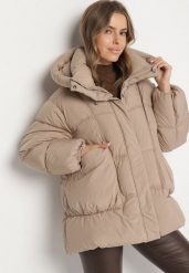 Beżowa Pikowana Kurtka o Kroju Oversize z Kapturem Galandia. Brązowe kurtki Born2be, xl, bez wzorów, z jeansu, eleganckie, z kapturem. Za 199.99 zł.