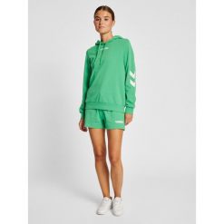 Szorty damskie Hummel Legacy. Zielone szorty sportowe Hummel, bez wzorów, z dresówki, do piłki nożnej. Za 139.00 zł.