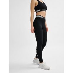 Damskie bawełniane legginsy o średnim kroju Hummel TE Maja. Czarne legginsy Hummel, bez wzorów, z bawełny, sportowe. Za 135.50 zł.