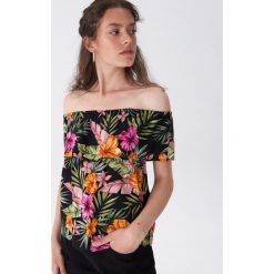 Bluzka off shoulder z tropikalnym printem - Czarny. Bluzki House. W wyprzedaży za 39.99 zł.