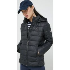 Tommy Jeans kurtka DW0DW13741.9BYY damska kolor czarny zimowa. Czarne kurtki Tommy Jeans, na zimę, l, bez wzorów, z jeansu, bez kaptura. W wyprzedaży za 759.99 zł.