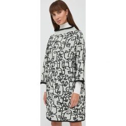 Liviana Conti sukienka wełniana mini oversize. Sukienki Liviana Conti, bez wzorów, z dzianiny, bez kołnierzyka, bez ramiączek, mini, oversize. W wyprzedaży za 1,039.90 zł.