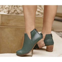 Wycięte botki na słupku - skóra naturalna - model 501 - kolor zielony. Zielone botki Zapato, bez wzorów, z jeansu, biznesowe, przed kostkę, bez obcasa, na obcasie, bez zapięcia. Za 409.00 zł.