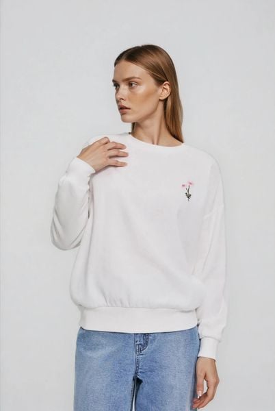 Bluza z haftowanym kwiatem biała. Białe bluzy MOODO, l, bez wzorów, z bawełny, bez ramiączek, bez kaptura. Za 119.99 zł.