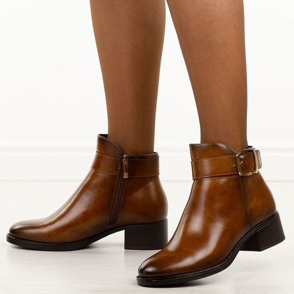 Brązowe botki damskie na obcasie Potocki 12721. Brązowe botki POTOCKI, bez wzorów, z jeansu, eleganckie, z okrągłym noskiem, bez obcasa, na obcasie, bez zapięcia. Za 219.00 zł.