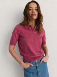 Sweter z krótkim rękawem - jasnofioletowy. Fioletowe swetry Reserved, l, bez wzorów, z dzianiny, bez ramiączek. Za 99.99 zł.