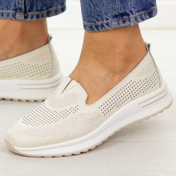 Beżowe ażurowe skórzane półbuty damskie Filippo Dp7611/26. Brązowe półbuty wsuwane Filippo, na jesień, w ażurowe wzory, z jeansu, casualowe, z okrągłym noskiem, bez obcasa, na płaskiej podeszwie. Za 199.00 zł.