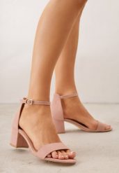 Jasnoróżowe Basicowe Sandały na Słupku Vices z Paskiem Wokół Kostki Varhira. Czerwone sandały Renee, bez wzorów, z satyny, eleganckie, bez obcasa, na obcasie, bez zapięcia. Za 79.99 zł.
