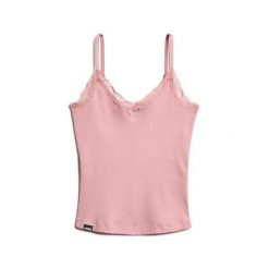 Krótki top z koronkową lamówką dla kobiet Superdry Essential. Czerwone topy Superdry, bez wzorów, z koronki, bez kołnierzyka, bez ramiączek. Za 114.90 zł.