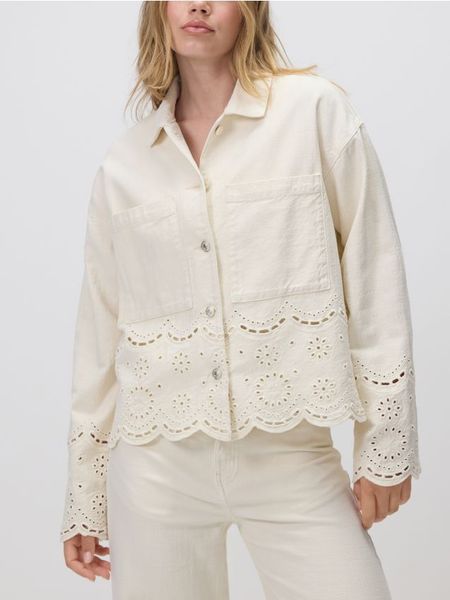 Jeansowa kurtka z ażurowym haftem - kremowy. Białe kurtki Reserved, l, w ażurowe wzory, z bawełny, bez kaptura. W wyprzedaży za 119.99 zł.