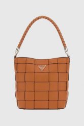GUESS Brązowa torebka damska Maylee Bucket. Brązowe torebki klasyczne Guess, z aplikacjami, ze skóry ekologicznej, klasyczne, bez dodatków. W wyprzedaży za 489.99 zł.
