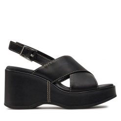 Sandały Clarks. Czarne sandały Clarks, bez wzorów, bez obcasa, na koturnie, bez zapięcia. Za 539.99 zł.