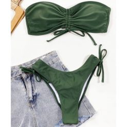 Strój kąpielowy dwuczęściowy z marszczeniem i wiązaniem na bokach Peggi. Zielone bikini Intica, bez wzorów, z materiału. Za 139.00 zł.