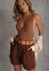 Brązowe Szorty Casual z Wiskozą High Waist Ozdobione Paskiem z Plecionki Kailee. Brązowe szorty Renee, bez wzorów, z materiału, casualowe. Za 99.99 zł.