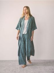 Wzorzysty szlafrok z wiskozy - jasny zielony. Zielone szlafroki damskie Reserved, l, bez wzorów, z wiskozy, bez ramiączek. Za 149.99 zł.