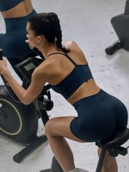 4F Legginsy krótkie treningowe bezszwowe damskie - granatowe M/L. Niebieskie legginsy sportowe 4f, l, bez wzorów, ze skóry, z podwyższonym stanem, na fitness i siłownię. W wyprzedaży za 79.99 zł.