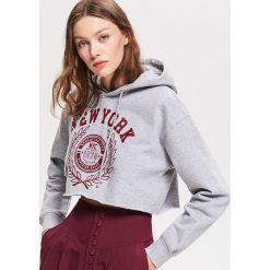 Krótka bluza z kapturem - Jasny szar. Szare bluzy Reserved, l, bez wzorów, z kapturem. W wyprzedaży za 19.99 zł.