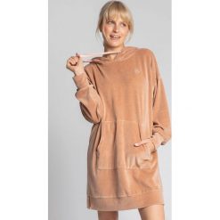 Welurowa sukienka kangurka z kapturem. Sukienki Sukienki.shop, na co dzień, l, bez wzorów, z dzianiny, eleganckie, bez kołnierzyka, bez ramiączek, proste. Za 249.00 zł.