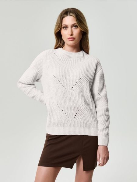 Ażurowy sweter - kremowy. Białe swetry Sinsay, l, w ażurowe wzory, bez ramiączek. Za 49.99 zł.