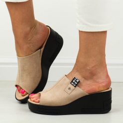 Beżowe klapki damskie na koturnie Vinceza 58291. Brązowe klapki VINCEZA, bez wzorów, z zamszu, eleganckie, bez obcasa, na koturnie, bez zapięcia. Za 159.00 zł.