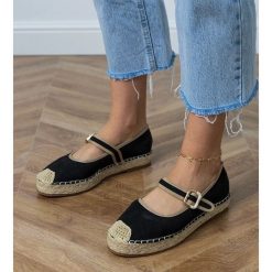 Czarne espadryle z ozdobną sprzączką. Czarne espadryle bez wzorów, ze skóry ekologicznej, eleganckie, z okrągłym noskiem, bez obcasa, na platformie. Za 78.15 zł.
