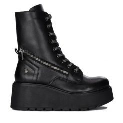 Botki Maciejka. Czarne botki Maciejka, bez wzorów, bez obcasa, na koturnie, bez zapięcia. Za 429.99 zł.