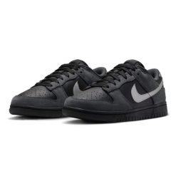 Buty sportowe damskie Nike W Dunk Low. Czarne buty treningowe Nike, bez wzorów, bez zapięcia. Za 435.60 zł.
