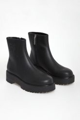 Botki damskie skórzane DKNY. Botki DKNY, bez wzorów, bez obcasa, bez zapięcia. W wyprzedaży za 539.40 zł.