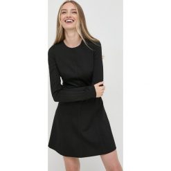 Trussardi sukienka kolor czarny mini dopasowana. Czarne sukienki TRUSSARDI, bez wzorów, z dzianiny, bez kołnierzyka, bez ramiączek, maxi, dopasowane. W wyprzedaży za 469.99 zł.