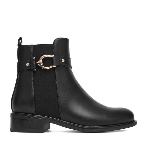 Botki DeeZee. Czarne botki DeeZee, bez wzorów, bez obcasa, na płaskiej podeszwie, bez zapięcia. Za 179.99 zł.