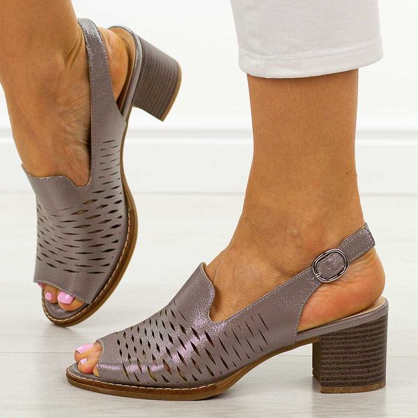 Srebrne sandały damskie na obcasie Sergio Leone sk836. Szare sandały Sergio Leone, bez wzorów, ze skóry, eleganckie, bez obcasa, na obcasie, bez zapięcia. Za 159.00 zł.