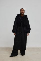 Długi płaszcz typu oversize w kolorze TOTALY BLACK - HUNTER-S/M. Czarne płaszcze Marsala, m, bez wzorów, z bawełny, eleganckie, bez kaptura. W wyprzedaży za 559.95 zł.