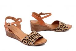 PIAZZA 910322-21 cognac, sandały damskie. Brązowe sandały Piazza, bez wzorów, z gumy, bez obcasa, na koturnie, bez zapięcia. Za 299.90 zł.