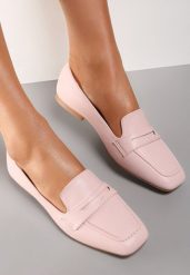 Różowe Mokasyny Mellyse. Czerwone mokasyny Renee, z aplikacjami. W wyprzedaży za 59.99 zł.