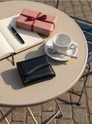 Czarny portfel z imitacji skóry krokodyla - czarny. Czarne portfele Sinsay, bez wzorów, ze skóry. Za 29.99 zł.