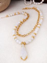 Pierres de Jade Pozłacany naszyjnik z elementami ozdobnymi - dł. 50 cm rozmiar: onesize. Białe naszyjniki Pierres de Jade, z materiału, z kamieniem księżycowym, pozłacane. Za 137.42 zł.