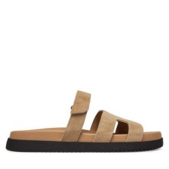 Klapki Steve Madden. Brązowe klapki Steve Madden, bez wzorów, bez obcasa, bez zapięcia. Za 429.99 zł.