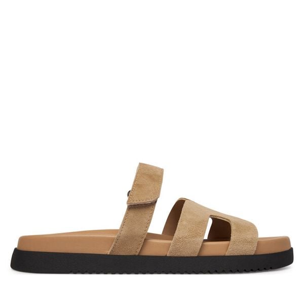 Klapki Steve Madden. Brązowe klapki Steve Madden, bez wzorów, bez obcasa, bez zapięcia. Za 429.99 zł.