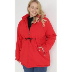 Czerwona Kurtka Parka Hiza. Czerwone kurtki Born2be, plus size, bez wzorów, z materiału, eleganckie, bez kaptura. W wyprzedaży za 179.99 zł.